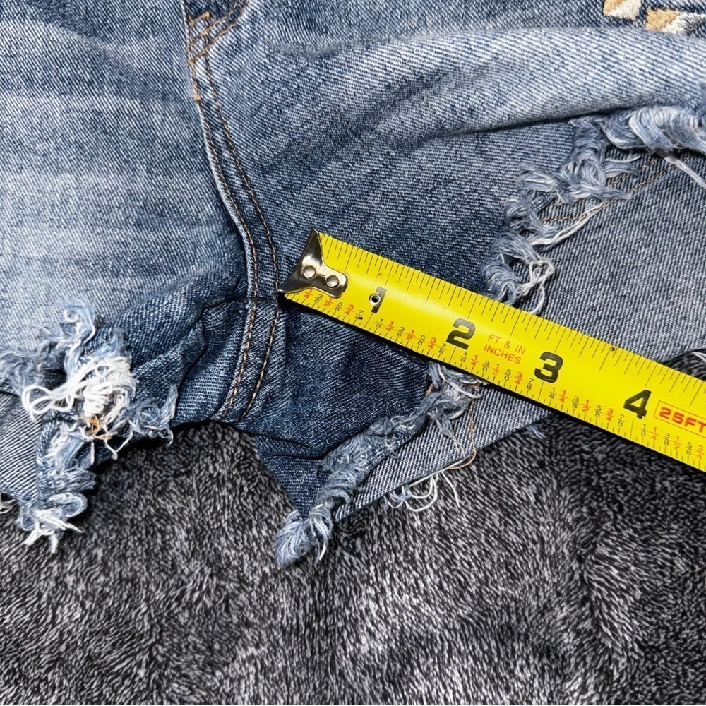 Free People Tulum Embroidered Denim Shorts
Boho Aztec Denim Shorts size 26 - Picture 7 of 9